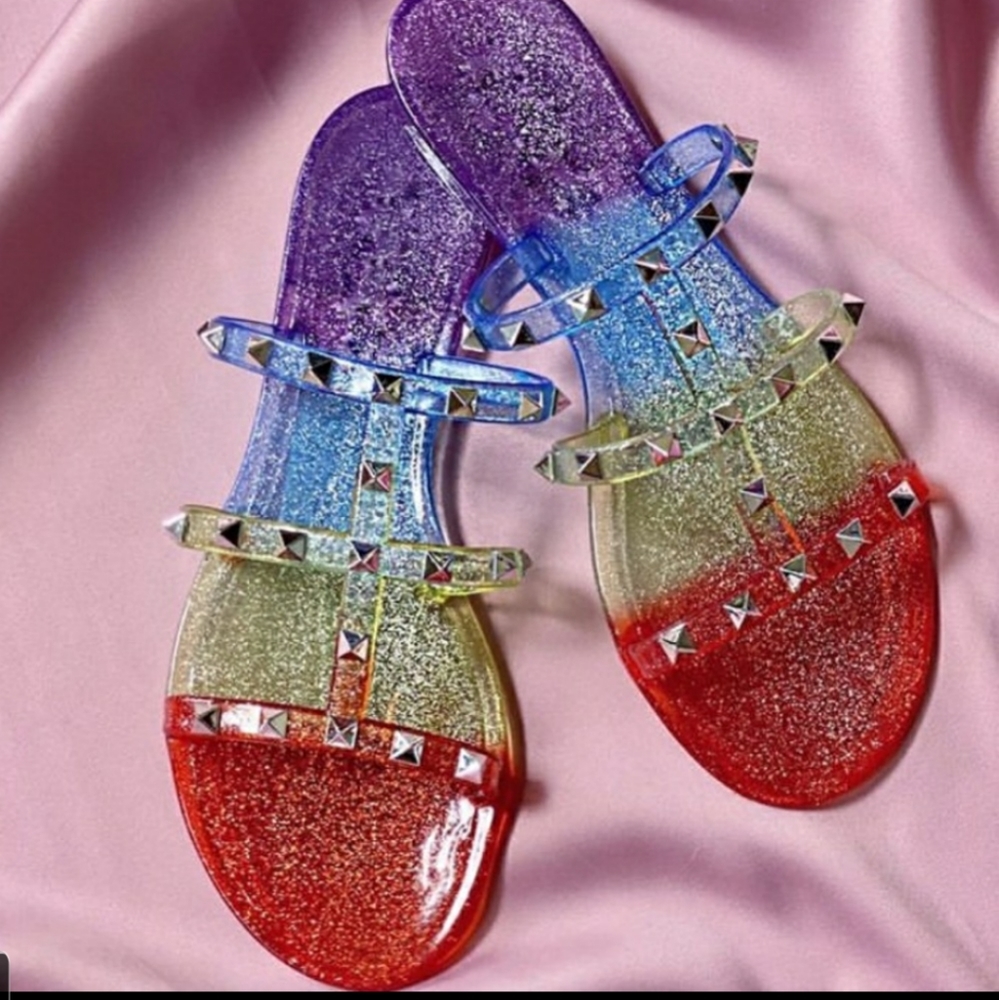 Jelly style, trending more than ever .🌈 & studs